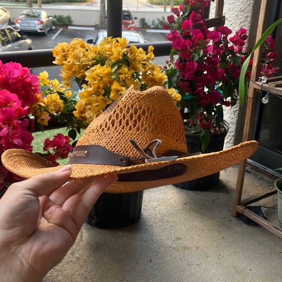 Stylish Tan Straw Hat with Brown Band - Picture 1 of 7